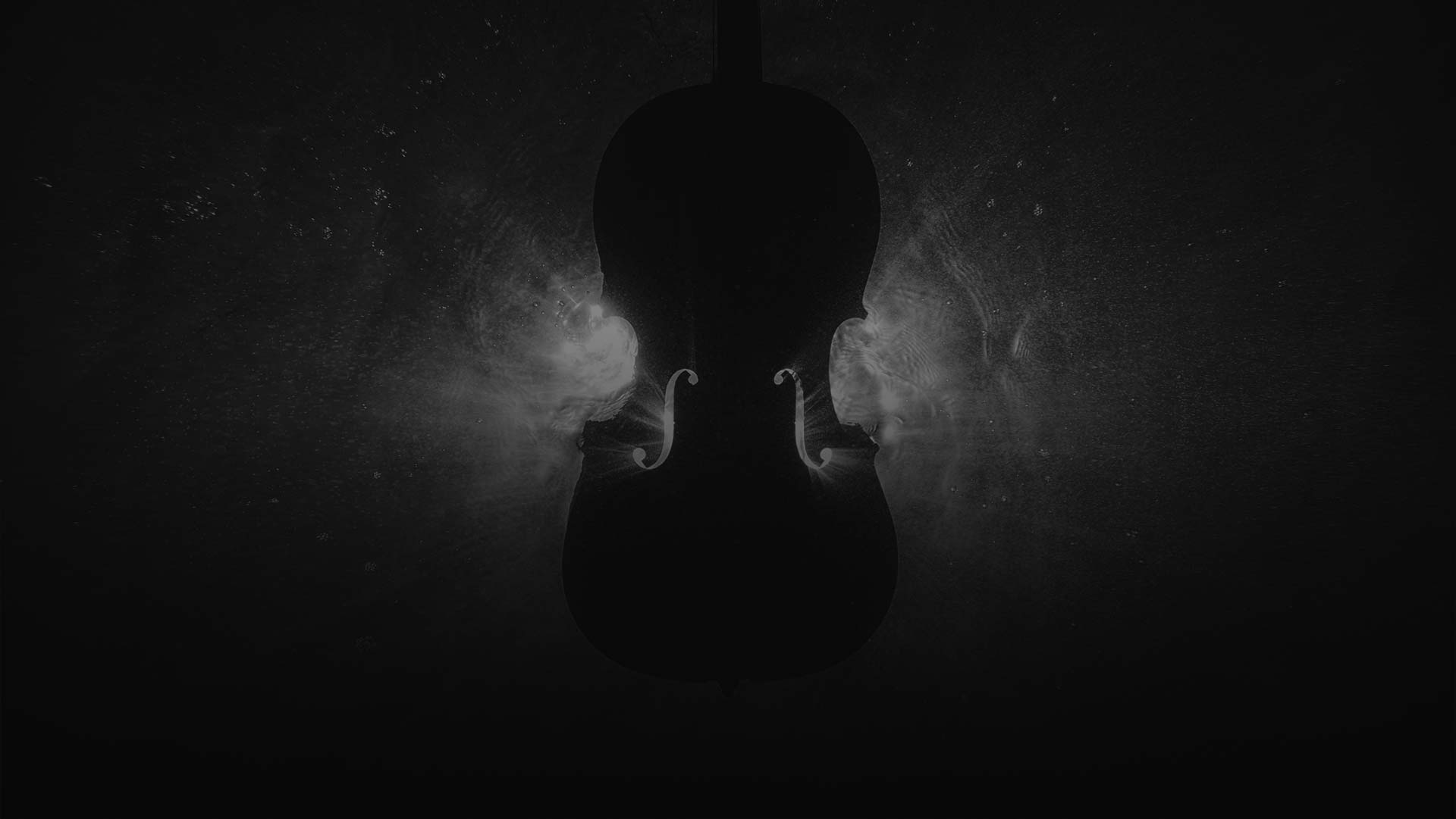 Violino illuminato in acqua